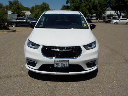 Used 2024 Chrysler Pacifica Touring-L image 2