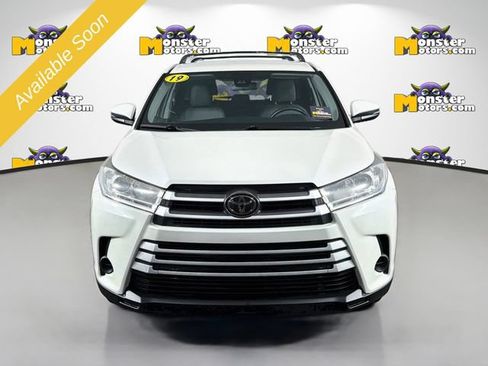 Used 2019 Toyota Highlander LE AWD/4WD image 2