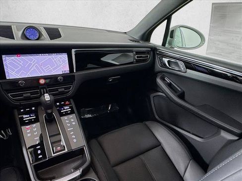Certified 2025 Porsche Macan AWD/4WD image 22