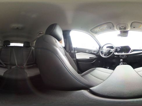 Used 2025 Chevrolet Trax LT image 42
