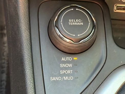 Used 2018 Jeep Cherokee Latitude Plus w/ Trailer Tow Group image 27