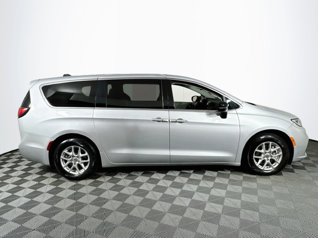 Used 2024 Chrysler Pacifica Touring-L FWD image 8