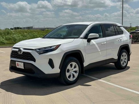 Used 2024 Toyota RAV4 LE FWD image 7