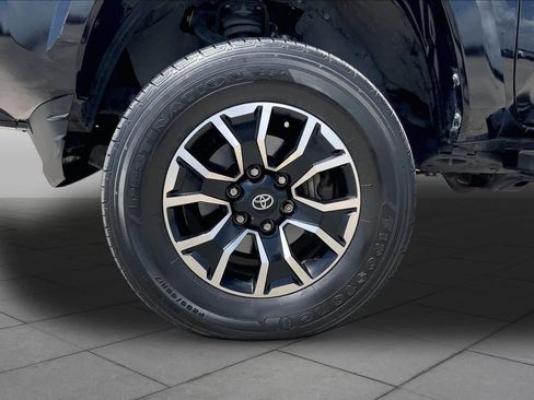 Used 2022 Toyota Tacoma TRD Sport w/ TRD Premium Sport Package AWD/4WD image 11
