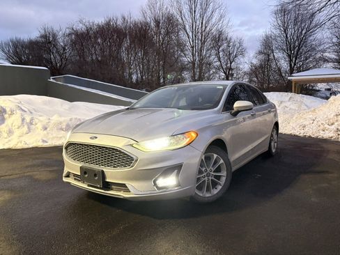 Used 2019 Ford Fusion SE image 1