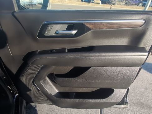 Used 2025 Chevrolet Suburban Z71 image 29