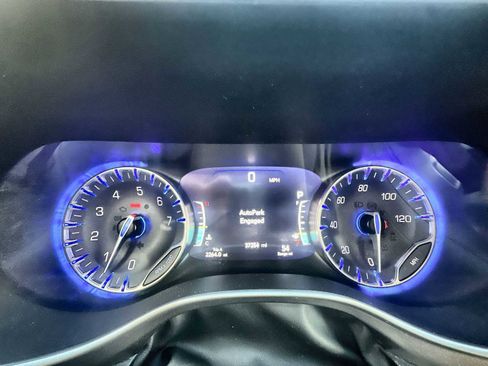 Used 2021 Chrysler Pacifica Touring-L image 10