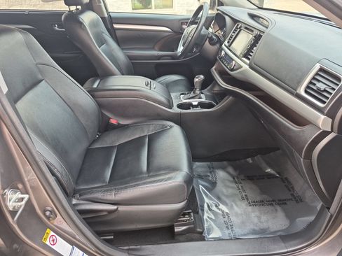 Used 2014 Toyota Highlander XLE AWD/4WD image 32