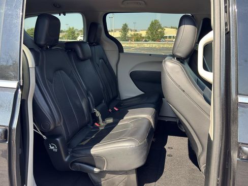 Used 2018 Chrysler Pacifica Touring-L FWD image 16