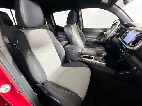 Used 2022 Toyota Tacoma TRD Off-Road image 31