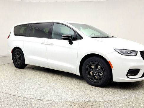 Used 2024 Chrysler Pacifica Limited FWD image 3