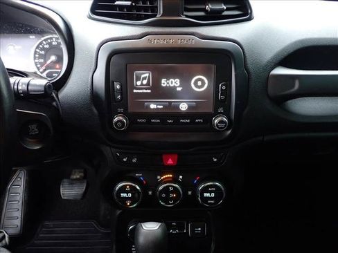 Used 2017 Jeep Renegade Latitude AWD/4WD image 9