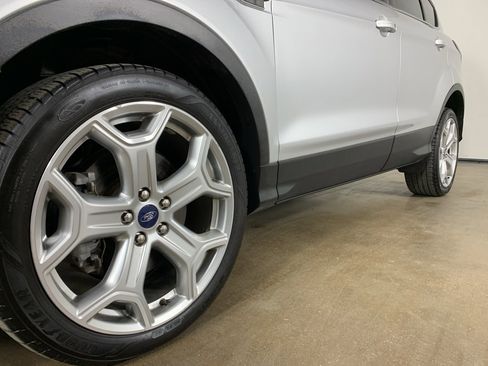 Used 2019 Ford Escape Titanium image 2