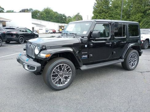 Used 2023 Jeep Wrangler Unlimited Sahara w/ Cold Weather Group image 3