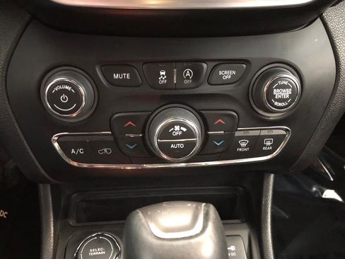 Used 2021 Jeep Cherokee Latitude Lux 80th Anniv w/ Quick Order Package 26U 80TH image 17