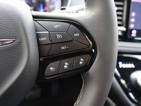 Used 2025 Chrysler Pacifica Limited FWD image 22
