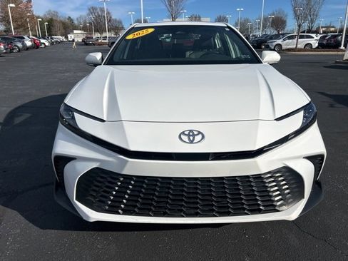 Used 2025 Toyota Camry SE image 2