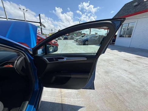 Used 2018 Ford Fusion SE w/ Fusion SE Technology Package FWD image 16