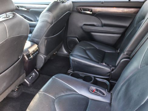 Used 2021 Toyota Highlander Limited image 19