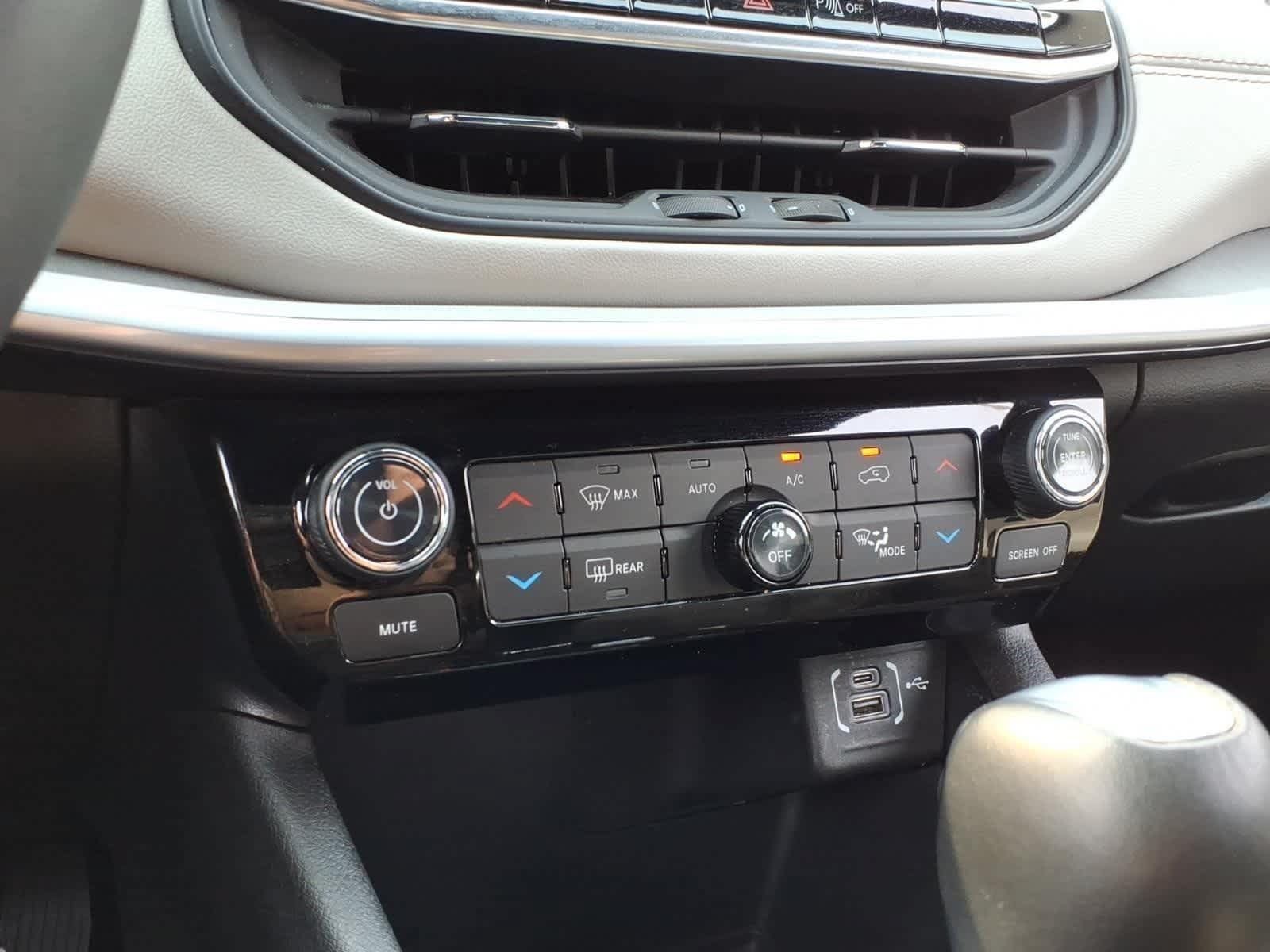 Used 2025 Jeep Compass Limited AWD/4WD image 17