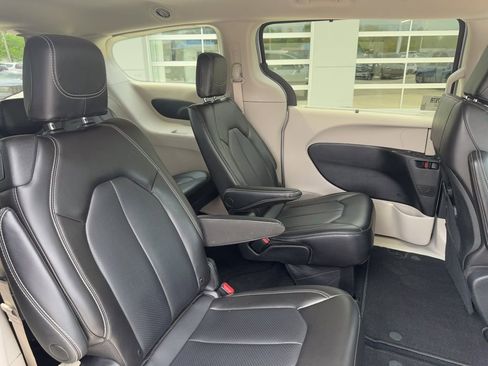 Used 2023 Chrysler Pacifica Touring-L FWD image 39