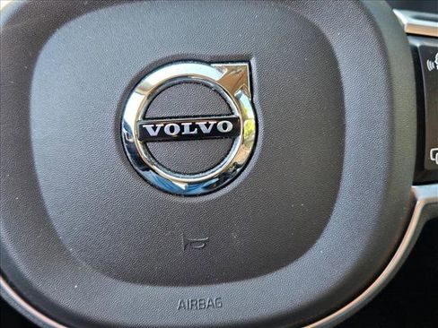 Used 2022 Volvo XC60 B5 Momentum image 14