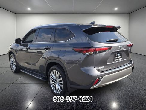 Used 2025 Toyota Highlander Platinum image 5