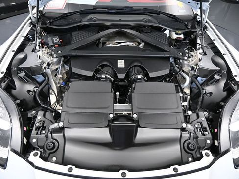Used 2025 Aston Martin V8 Vantage Coupe image 11