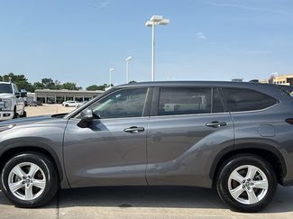 Used 2024 Toyota Highlander LE FWD video 2