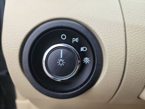 Used 2016 Ford Taurus SE image 15