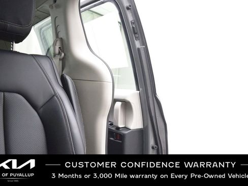 Used 2023 Chrysler Pacifica Touring-L image 11
