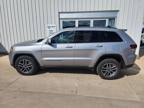 Used 2019 Jeep Grand Cherokee Laredo w/ 18" Wheel & 8.4" Radio Group image 2