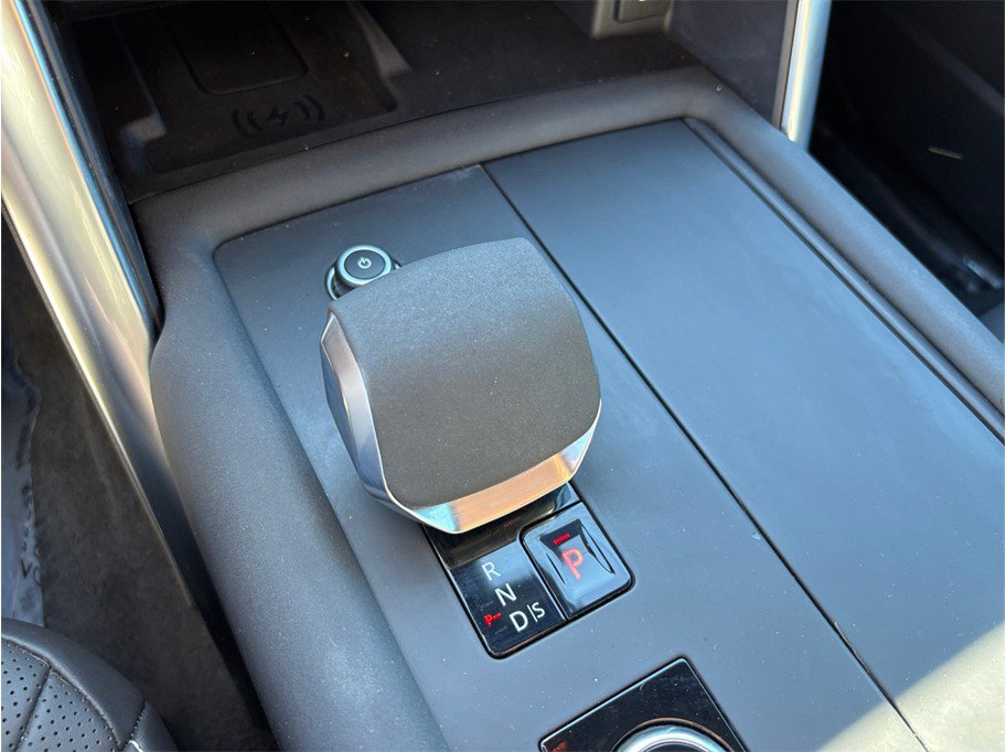 Used 2023 Land Rover Discovery Metropolitan Edition AWD/4WD image 38