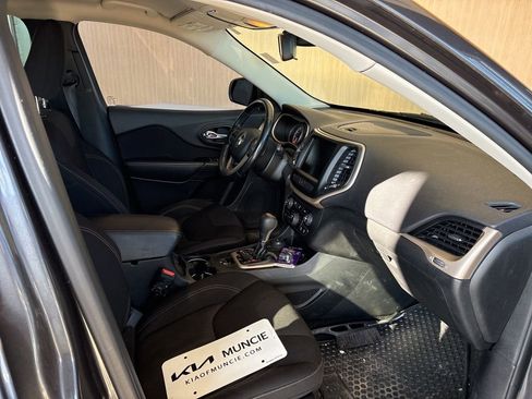 Used 2016 Jeep Cherokee Latitude w/ Cold Weather Group image 23