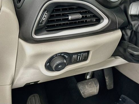 Certified 2024 Chrysler Pacifica Touring-L FWD image 17