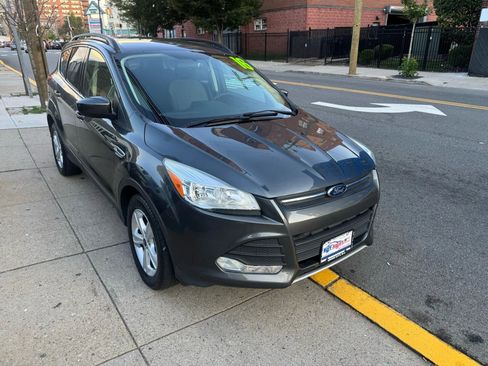 Used 2016 Ford Escape SE w/ Equipment Group 201A image 2