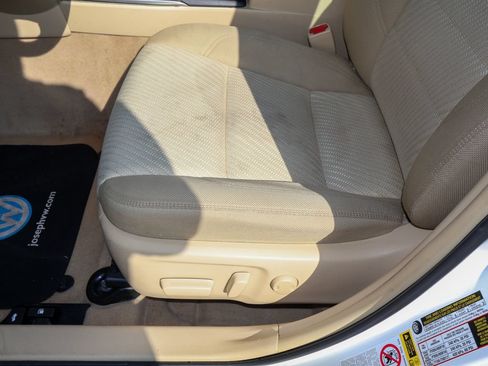 Used 2015 Toyota Camry LE FWD image 12