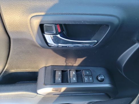 Used 2020 Toyota Tacoma TRD Off-Road image 11