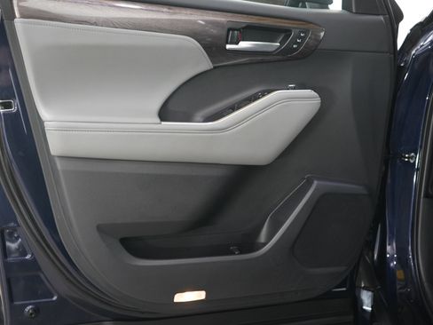 Used 2026 Toyota Highlander Limited image 21