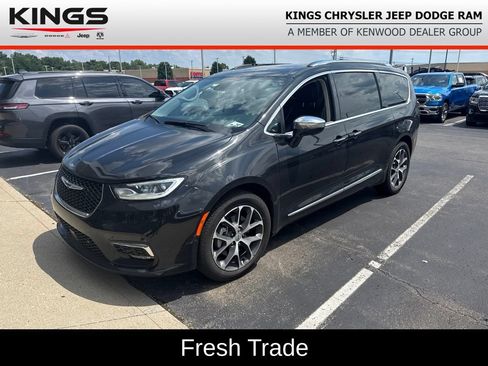 Used 2021 Chrysler Pacifica Limited w/ Uconnect Theater Family Group AWD/4WD image 1
