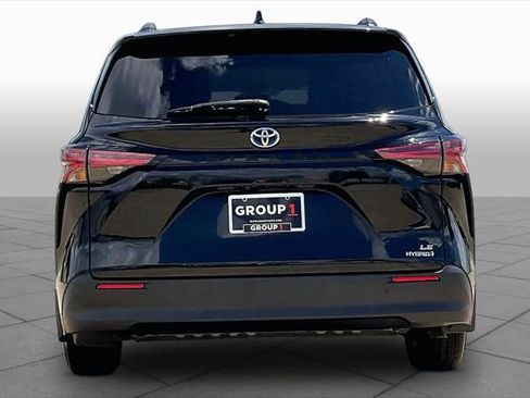 Certified 2021 Toyota Sienna LE FWD image 4
