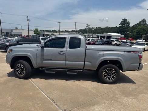 Used 2020 Toyota Tacoma TRD Sport w/ TRD Premium Sport Package AWD/4WD image 6