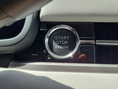 New 2025 Mitsubishi Outlander SE image 16