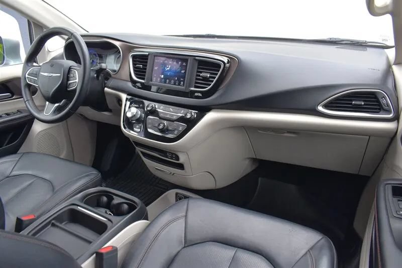 Used 2018 Chrysler Pacifica Touring-L FWD image 12