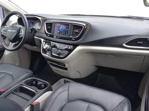 Used 2018 Chrysler Pacifica Touring-L FWD image 12