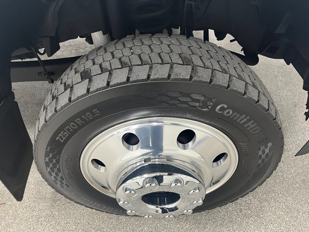 Used 2025 Ford F450 Platinum w/ FX4 Off-Road Package AWD/4WD image 18