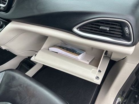 Used 2023 Chrysler Pacifica Touring-L FWD image 39