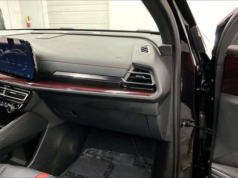 Used 2025 Chevrolet Traverse RS AWD/4WD image 19