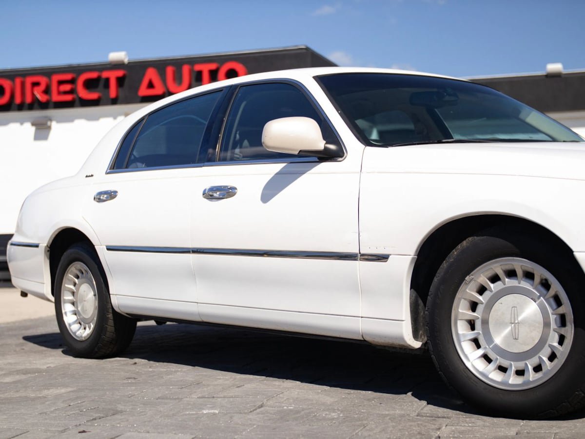 Used 2000 Lincoln Town Car Executive RWD image 3