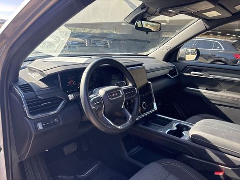 Used 2025 GMC Acadia Elevation image 12